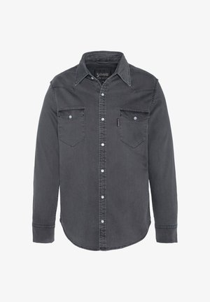 Chemise en denim gris à manches longues, col pointu et deux poches poitrine. Présente une fermeture frontale à boutons et des détails de couture subtils.