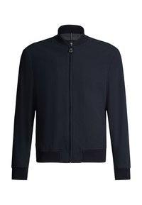 Czarna bomberka z długim rękawem, z przednim zamkiem błyskawicznym, ściągaczami przy mankietach i w pasie, prezentowana na białym tle.