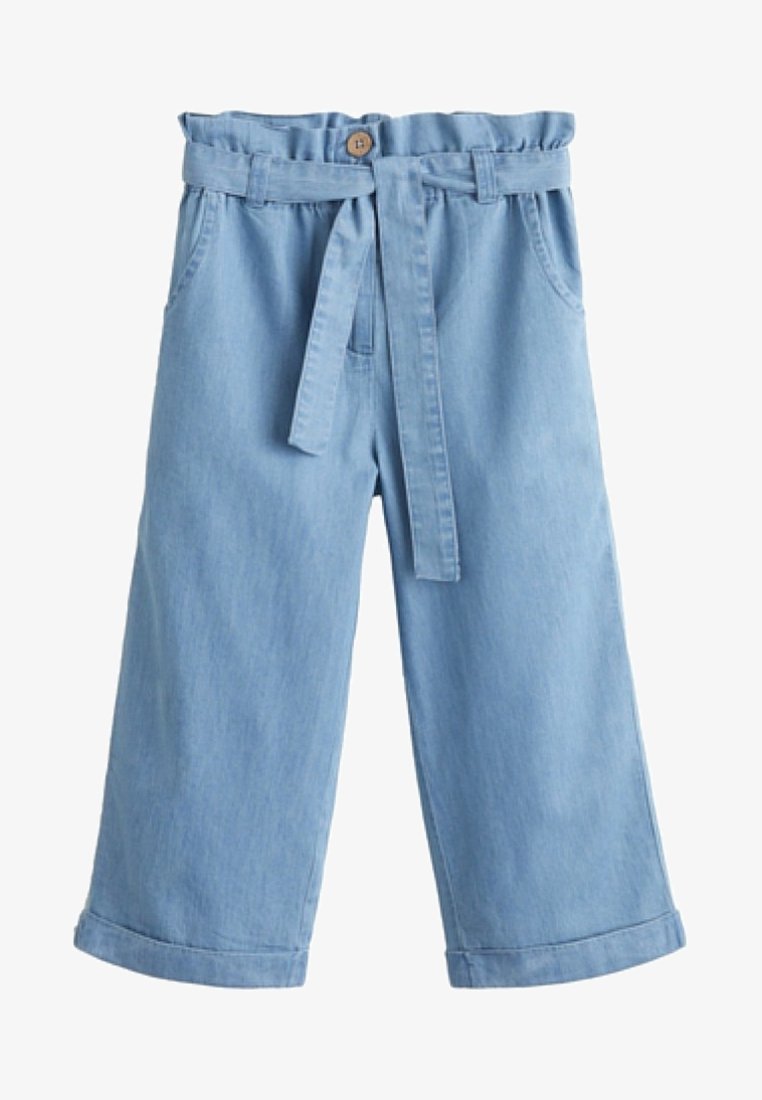 Pantalon en denim bleu clair à jambes larges, taille haute paperbag, ceinture assortie en tissu, fermeture par bouton et ourlets retournés.