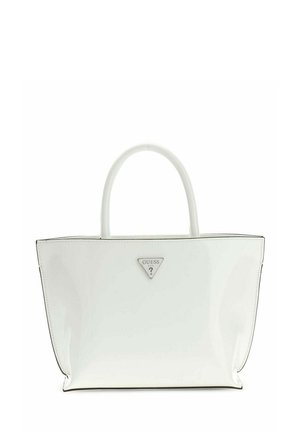 Sac à main Guess en cuir verni blanc avec deux poignées et une plaque logo triangulaire en centre avant.