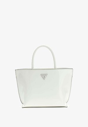 Sac à main Guess en cuir verni blanc avec deux poignées et une plaque logo triangulaire en centre avant.