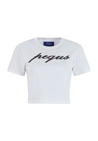 Bieta kaba krekls, kas izgatavots no kokvilnas, ar īsām piedurknēm un melnu kursīvo "pequs" logotipu priekšpusē. Apaļa kakla izgriezums.