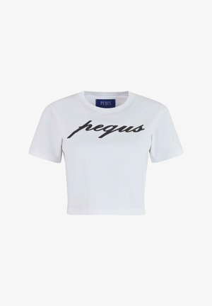 Hvit avkortet t-skjorte laget av bomull, med korte ermer og en svart kursiv "pequs"-logo på forsiden. Rund halsutskjæring.
