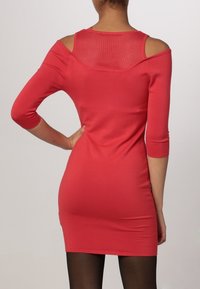 Rode bodycon jurk met driekwartmouwen en een open schouderontwerp. Kenmerkt zich door een gemêleerd mesh-paneel op de rug en een aansluitende silhouet.