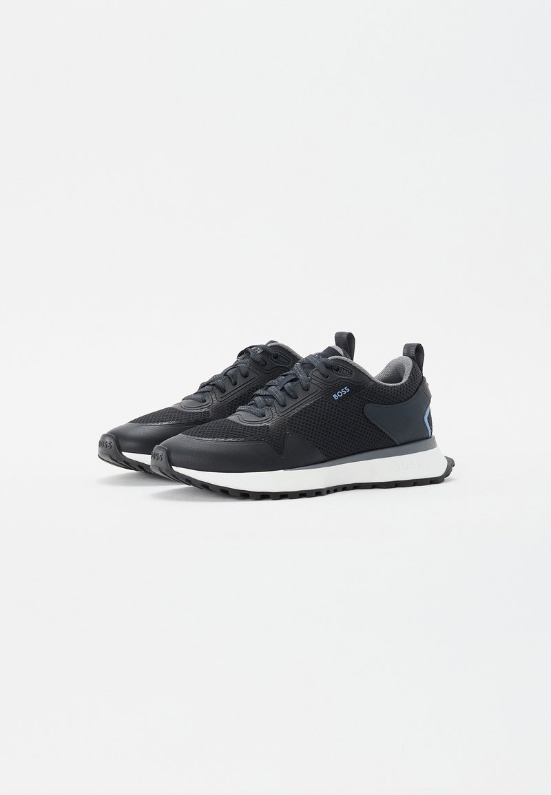 Schwarze Sportschuhe aus Mesh und synthetischem Material, Gummisohle, weiße Zwischensohle und blaue Akzentdetails an der Seite.