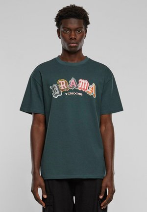 Upscale by Mister Tee DRAMA I CHOOSE HEAVY  - T-shirt print - bottlegreen