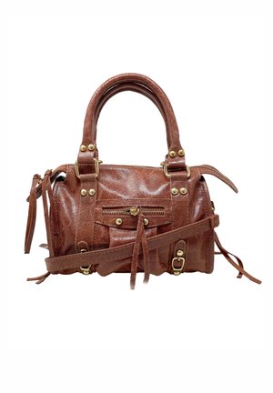 Borsa a mano in pelle marrone con texture lucida, hardware dorato, manici doppi, tracolla rimovibile e tasca anteriore con zip e nappine.