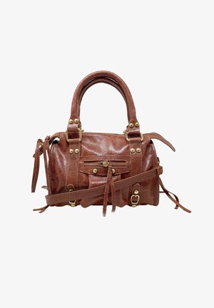 Bolso de mano de cuero marrón con textura brillante, herrajes dorados, asas dobles, correa de hombro removible y bolsillo frontal con cremallera y flecos.