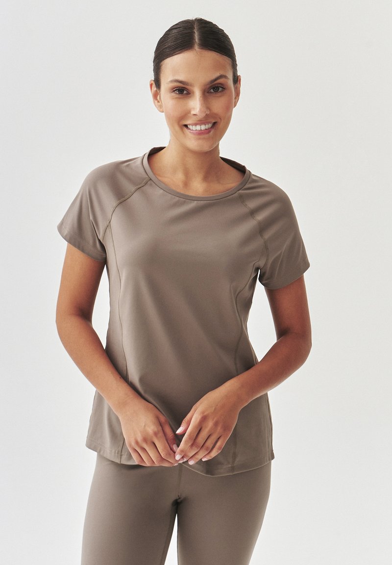 Bruine sport t-shirt met korte mouwen, ronde hals en naaddetail. Soepele textuur, lichtgewicht stof, aansluitend ontwerp.