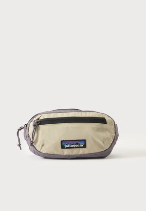 Beige og grå Patagonia bæltetaske med lynlåslomme foran og logopatch på hvid baggrund.