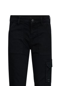 Zwarte cargobroek van denim, met een rechte snit, meerdere zakken en riemlussen. De stof heeft een gladde textuur en een matte afwerking.