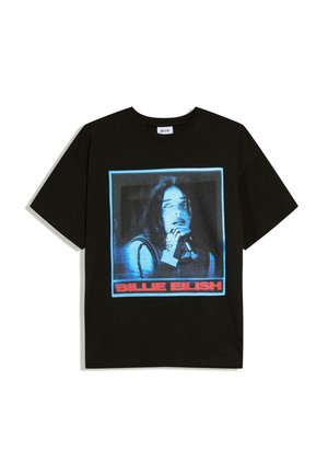 Schwarzes T-Shirt mit einem blau getönten Foto einer Frau, die ein Mikrofon hält, und rotem Text "BILLIE EILISH" unter dem Foto.