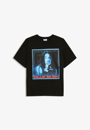Čierne tričko s modro sfarbenou fotografiou ženy držiacej mikrofón a červeným nápisom „BILLIE EILISH“ pod fotografiou.
