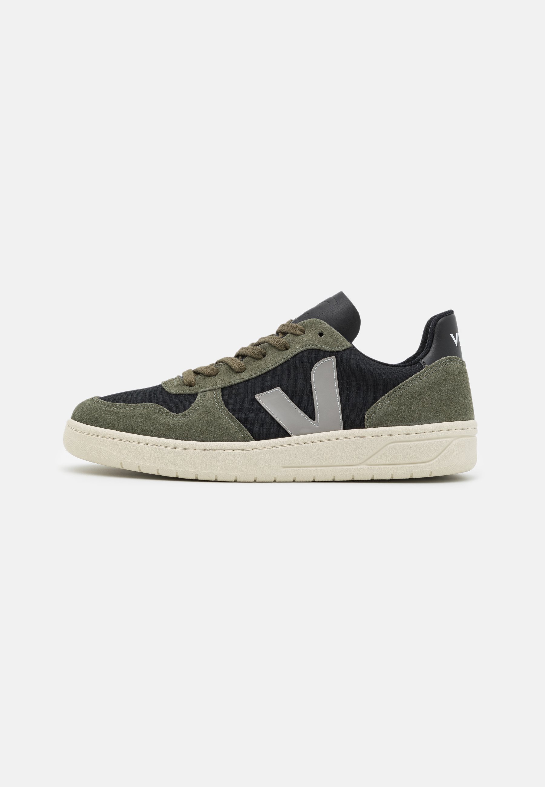 Hoe vallen Veja sneakers? Zo koop je de juiste maat!