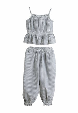 Costum în două piese, dungi gri și alb, cu top cu bretele subțiri și volănașe și pantaloni lungi până la gleznă cu talie elastică.