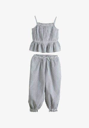 Costum în două piese, dungi gri și alb, cu top cu bretele subțiri și volănașe și pantaloni lungi până la gleznă cu talie elastică.