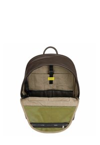 Zaino in pelle marrone con una parte superiore arrotondata, dotato di un interno beige, tasca in rete e un'etichetta gialla. Chiusura con zip sulla tasca frontale.