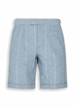 Pantaloncini azzurri con sottili righe verticali bianche, orli risvoltati e vita alta con passanti per cintura.