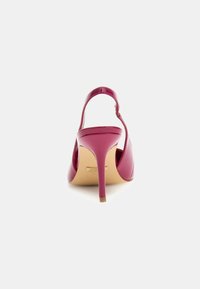 Zapatos de tacón alto de charol fucsia con punta afilada y tacón delgado. Correa de tobillo con un acabado suave y acentos dorados minimalistas.
