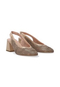 Beige Slingback-Absatzschuhe mit spitzer Zehenform, durchbrochener Gestaltung und Blockabsatz. Glatte Textur mit metallischen Akzenten.