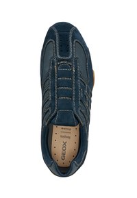 Sneaker blu navy realizzato in suede e mesh, con collo imbottito, dettagli cuciti e soletta forata per una maggiore traspirabilità.