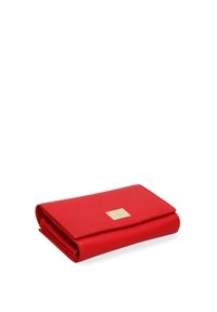 Portafoglio rosso in pelle con dettagli metallici dorati, presenta un design ripiegato e una texture liscia, compatto nella forma con un compartimento con zip.