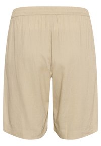 Shorts beiges légers en tissu lisse, avec une taille élastique et une coupe décontractée. Pas de poches ni de coutures visibles.