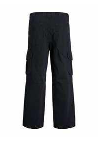 Pantalons cargo noirs avec des jambes larges, fabriqués en tissu durable. Dotés de grandes poches latérales, de poches arrière et de fermetures à bouton à la taille.