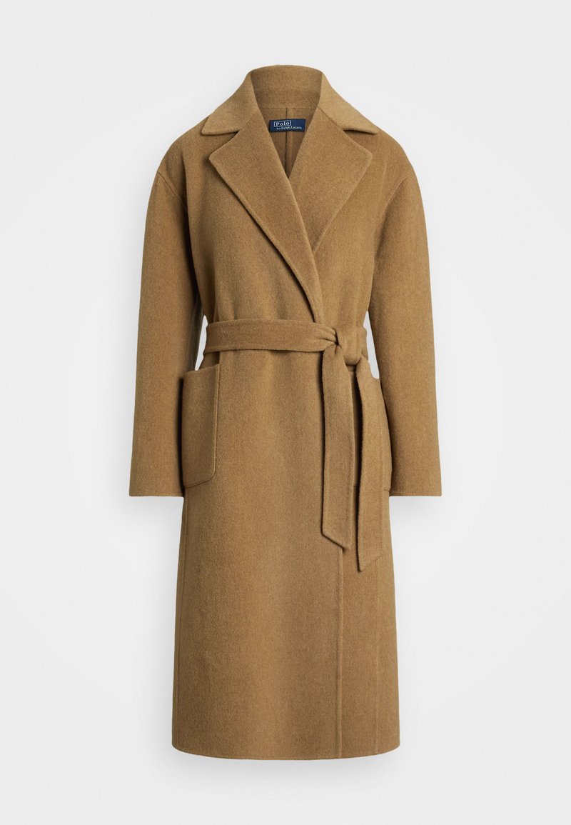 Kamelio vilnos apsiaustas su įpjautiniu apykakle, šoninėmis kišenėmis ir savarankiškai susirišamu diržu. Formos, vidutinio ilgio dizainas su minkšta tekstūra.