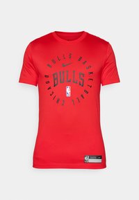 NBA CHICAGO BULLS TEE - Klubové oblečení - university red