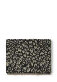 Narzucony koc z sztucznego futra w czarno-szary wzór w panterę. Wykończony miękkimi, frędzlami. Prostokątny kształt.