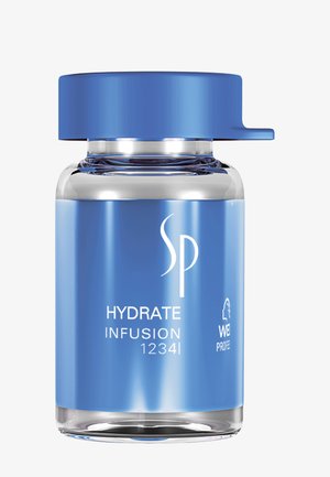 Blå glasbehållare med en metallblå kork. Etiketten visar "SP HYDRATE INFUSION 1234" i vit text, med en logotyp och ett proteinsymbol under.