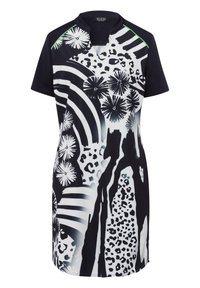Robe à manches courtes avec un motif abstrait noir et blanc, présentant des textures florales et léopard, un léger décolleté en V et des touches de vert.
