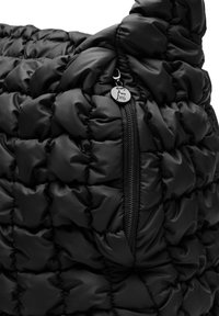 Zwarte puffer tas met een geborgde textuur, een metalen rits en een accent met een cirkelvormig logo. Het materiaal is glad en mat.