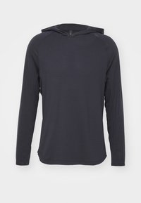 Langärmliges Kapuzenshirt in Dunkelgrau, aus leichtem Stoff mit glatter Textur und dezentem horizontalem Rippenmuster.