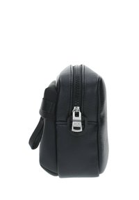 Bolsa de cuero negra con textura suave, forma rectangular, cierre con cremallera en la parte superior y asa lateral para llevar. Presenta herrajes metálicos.