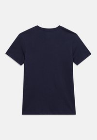 Μπλε σκούρο ναυτικό κοντομάνικο t-shirt με στρογγυλή λαιμόκοψη, απλωμένο επίπεδα ώστε να φαίνεται η πίσω πλευρά σε λευκό φόντο.