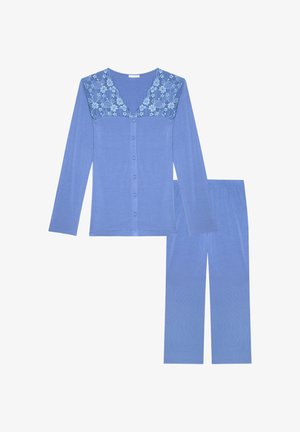 Blauw pyjamashirt met lange mouwen en knopen, voorzien van een bloemrijke kanten inzet bovenaan, gecombineerd met bijpassende pyjamabroek met rechte pijpen.