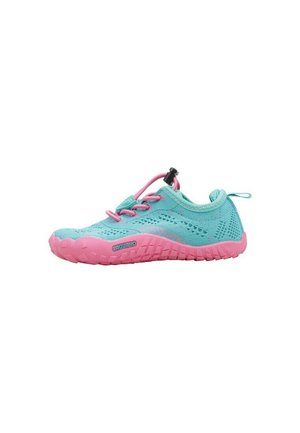 Zapato de agua azul claro con suela y cordones rosas, parte superior de punto transpirable y cierre de corchete sobre fondo blanco.