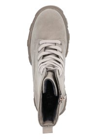 Bottines en suède gris avec une surface texturée, bout rond, col rembourré et lacets plats; dotées d'une fermeture éclair sur le côté pour un enfilage facile.