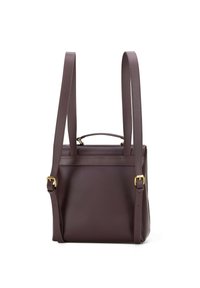 Brązowa skórzana torebka z dwoma długimi paskami, uchwytem i złotymi akcentami. Gładka tekstura i prostokątny kształt o minimalistycznym designie.