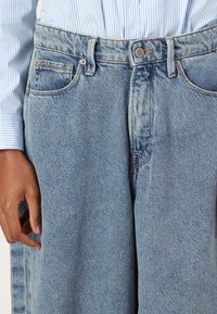 Good American PANELED WIDE LEG - Wide leg - indigo