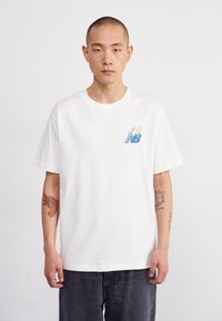 New Balance ATHLETICS RELAXED GOLF CARTOON - Apdrukāts T-krekls - sea salt