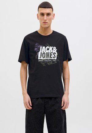 Zwarte katoenen t-shirt met een grafische print met "JACK&JONES" in het wit en kleurrijke kaartomtrekken. Korte mouwen en ronde hals.