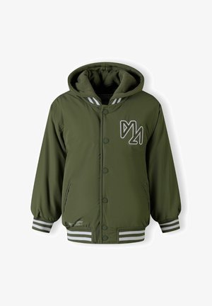 Olijfgroene jas met capuchon, voorzien van drukknoopsluitingen, witte strepenaccenten op de manchetten en onderrand, en een geborduurd logo op de borst.