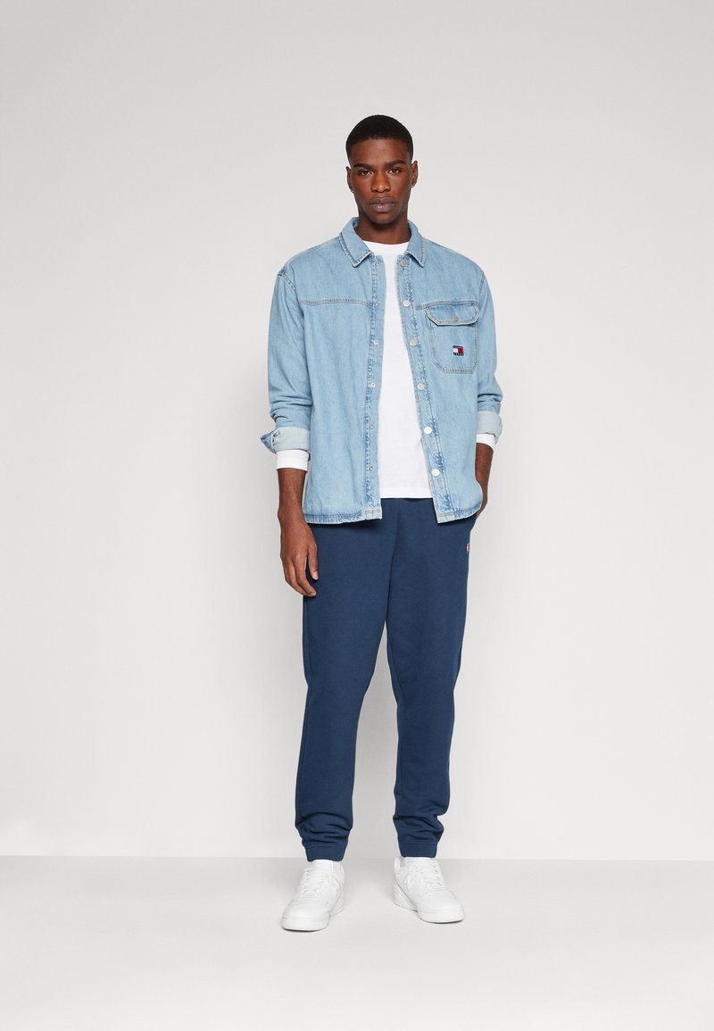 Tommy Jeans ESSENTIAL OVERSHIRT - Denim jacket - indigo/light-blue  