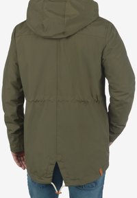 Olivgrüne Kapuzenjacke aus einem leichten, strukturierten Stoff, mit einem Kordelzug in der Taille und einem gespaltenen Saumdetail.