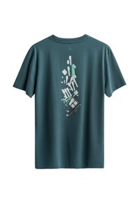 Korte mouwen teal T-shirt van katoen, met een grafisch ontwerp op de achterkant met verschillende hoekige vormen en kleuren, inclusief groene accenten.