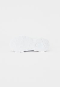 Suela de zapatilla deportiva blanca con un patrón de agarre texturizado y surcos distintivos para tracción. Acabado suave con bordes redondeados.