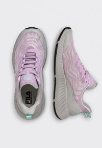 Scarpe sportive viola e grigie con una tomaia testurizzata, pannelli in rete e una suola flessibile. Presentano una chiusura con lacci e un inserto sul tallone in evidenza.